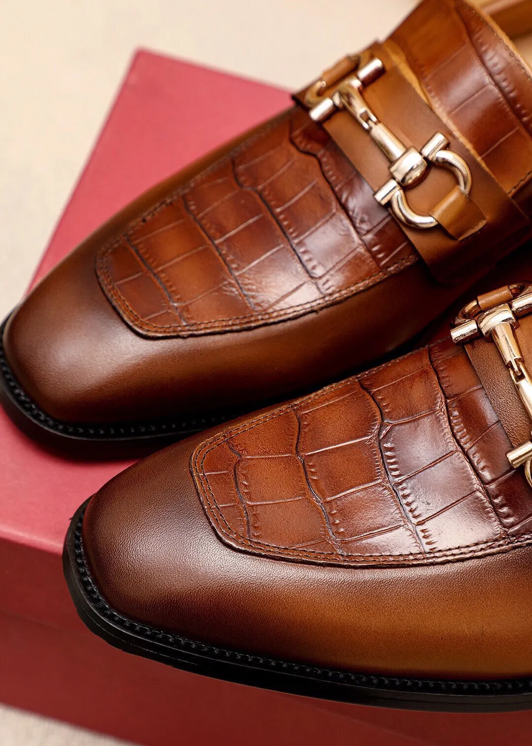 Men's shoes 💰460 💐 Product trademark: Ferragamo "Ferragamo" casual leather shoes Regular size: 38-44 (45.46.47🉑️Customized) Product materials: Selected imported first-layer calfskin embossed upper + luxury hardware buckle, imported water-dyed cow leather lining. Strong three-dimensional visual effect, original outsole color: 2 colors available